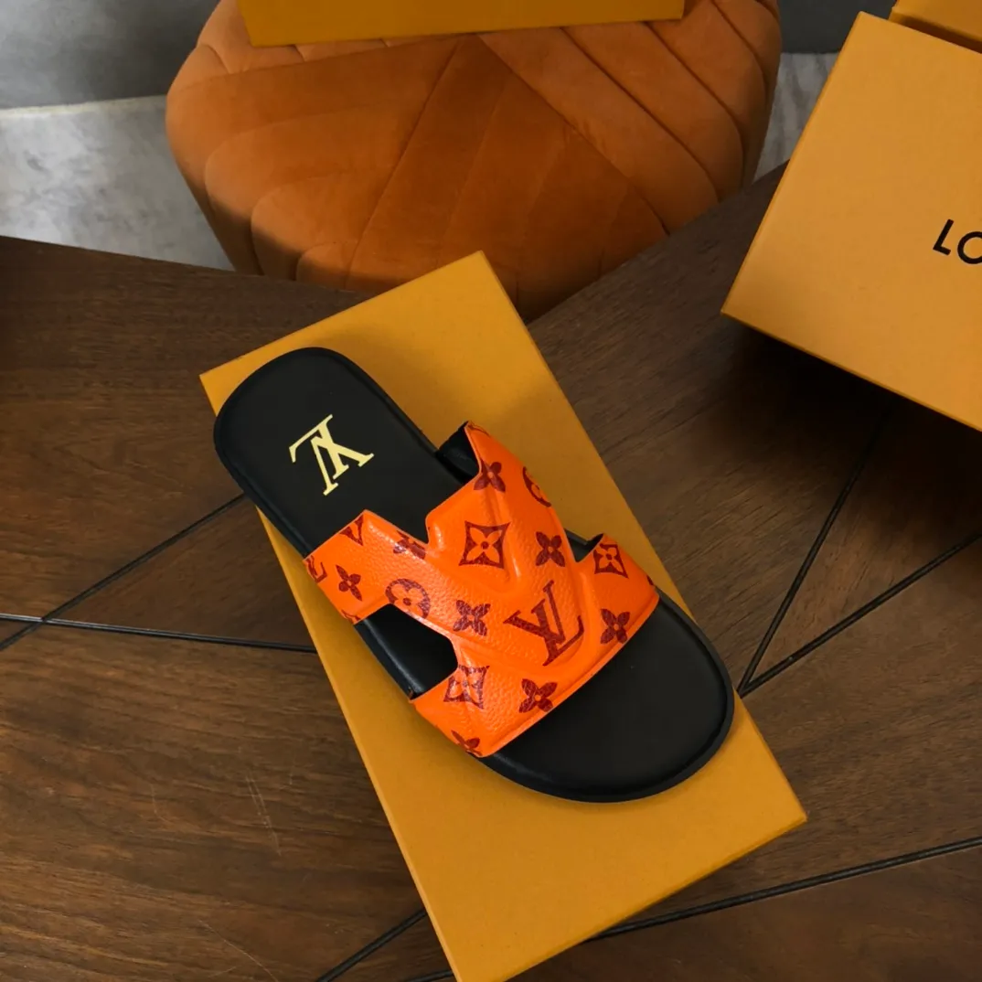 Factory price: 270💰LV counters are selling new brand luxury men's slippers, casual, loose and comfortable. The must-have model in the picture above [Happy][Happy], multiple colors available Size: 38-44, customized 45